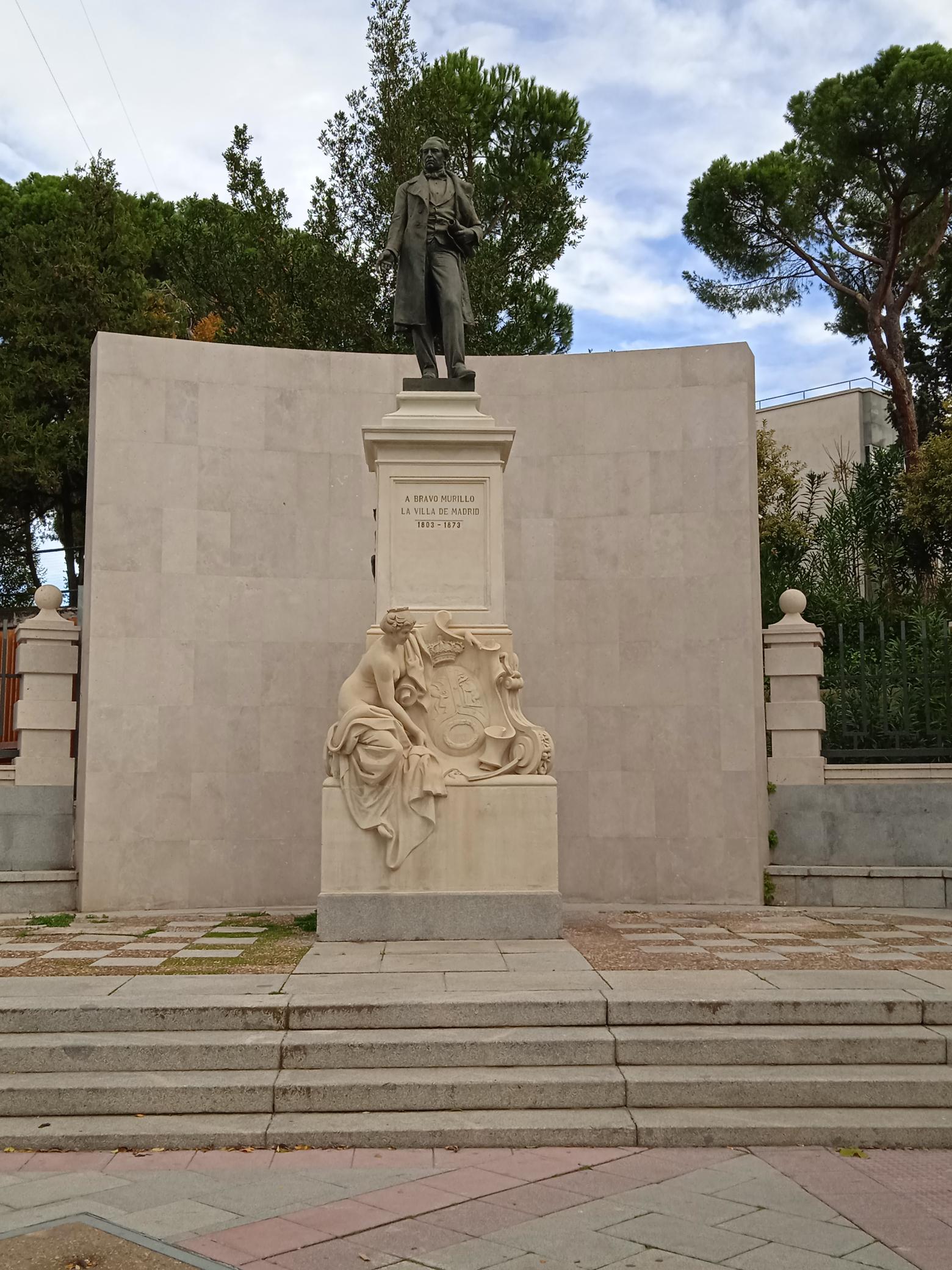 <p>Estatua de Bravo Murillo en la calle homónima, frente a los Teatros del Canal</p>