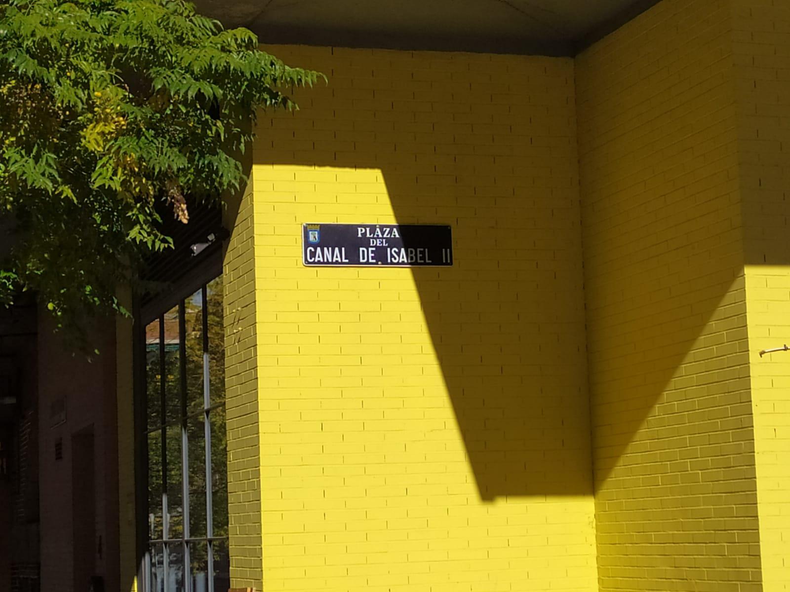 <p>Letrero en la plaza del Canal de Isabel II, en Tetuán</p>