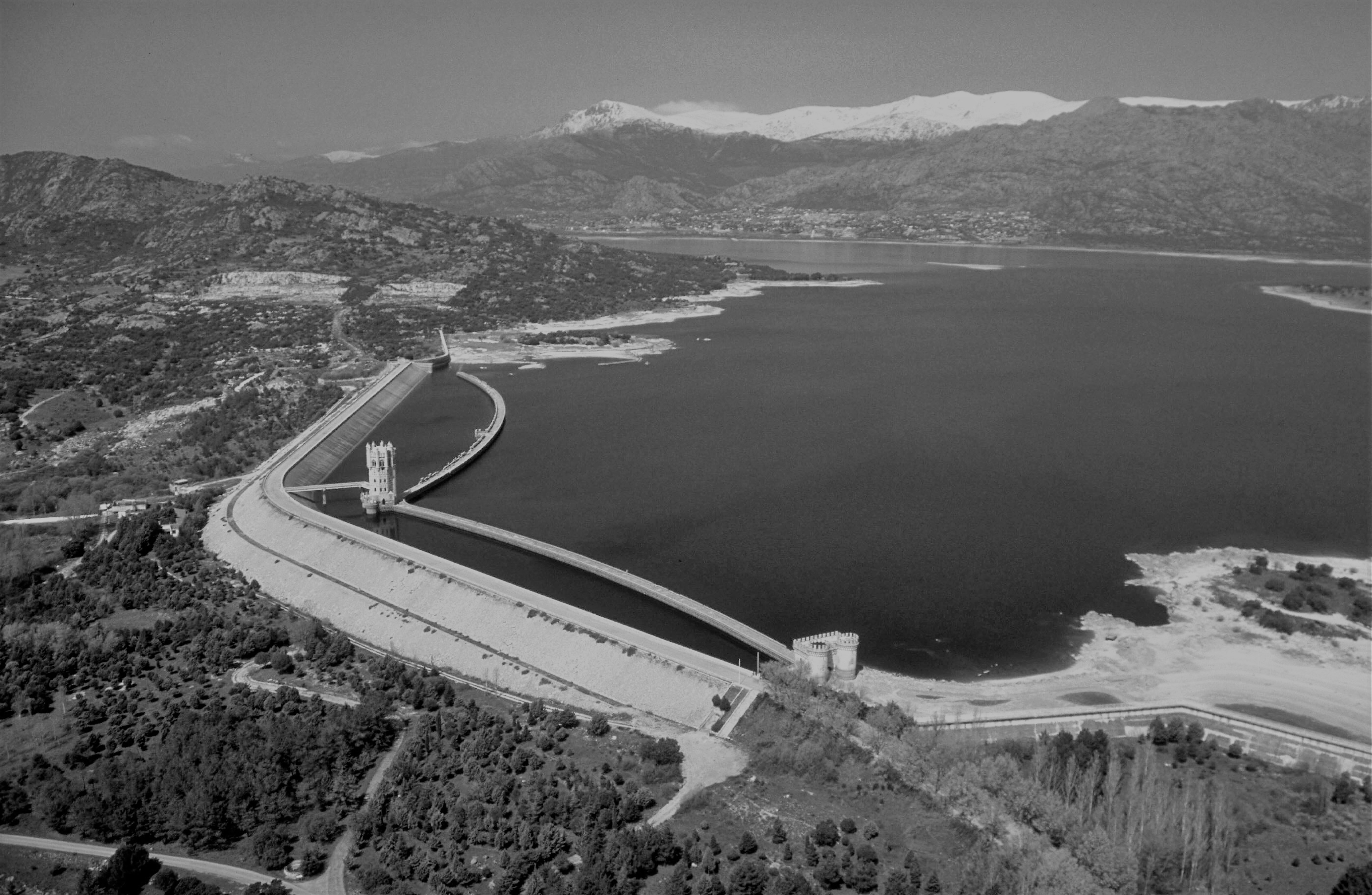 <p><em>Vista de las dos presas del embalse de Manzanares El Real tras su recrecimiento en los años 70</em></p>