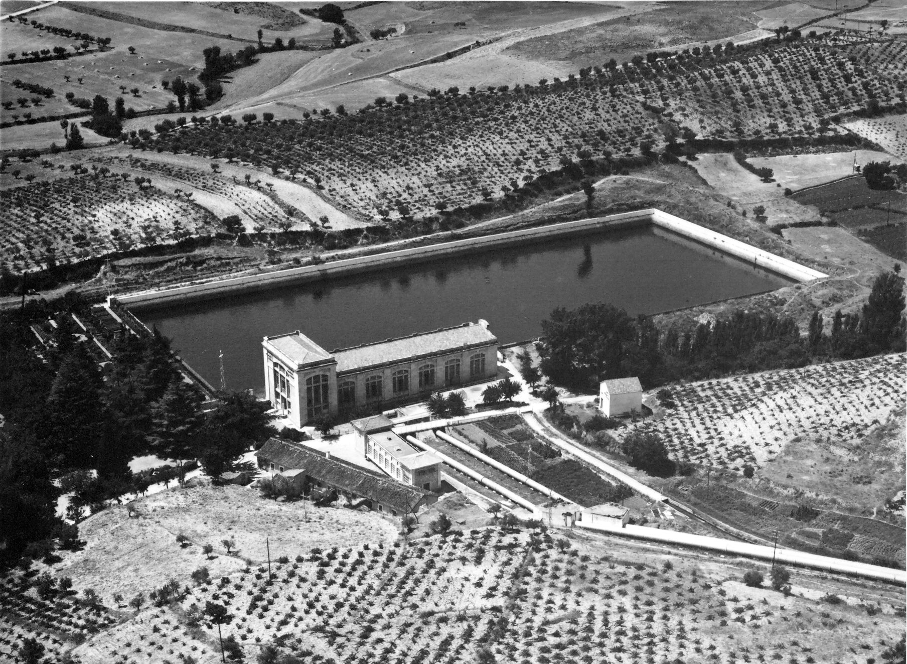 <p><em>Depósito inferior de Torrelaguna y central hidroeléctrica de Santa Lucía, inaugurada en 1913</em></p>