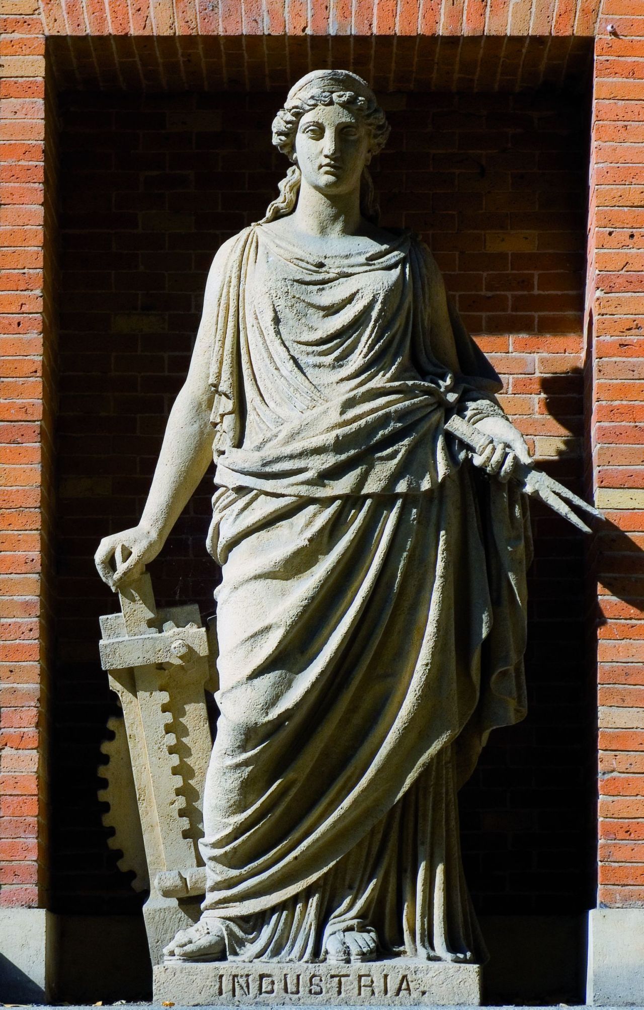 <p><em>Alegoría de la Industria, esculpida por José Pagniucci</em></p>