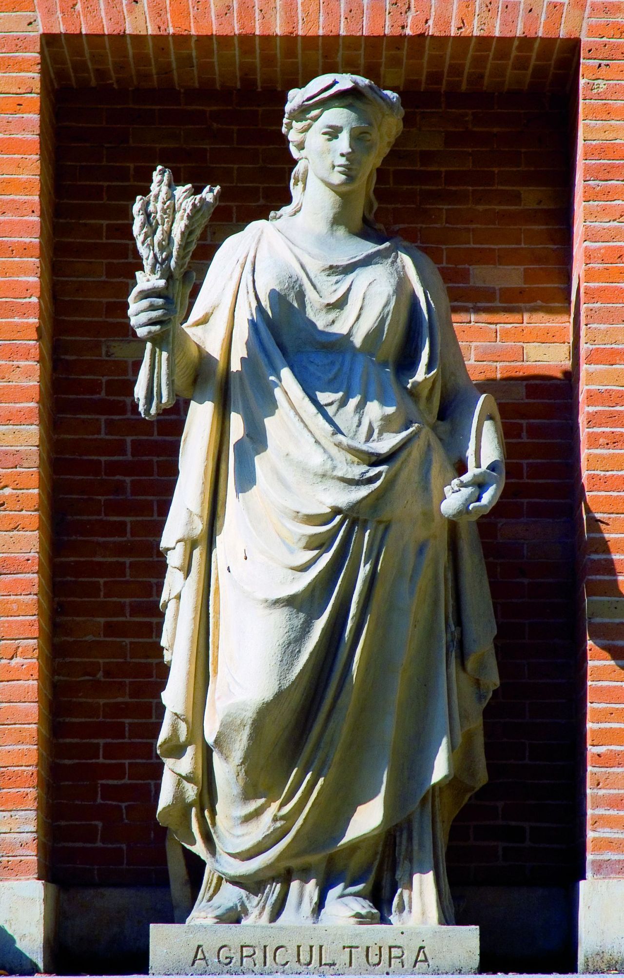 <p><em>Alegoría de la Agricultura, esculpida por Andrés Rodríguez</em></p>