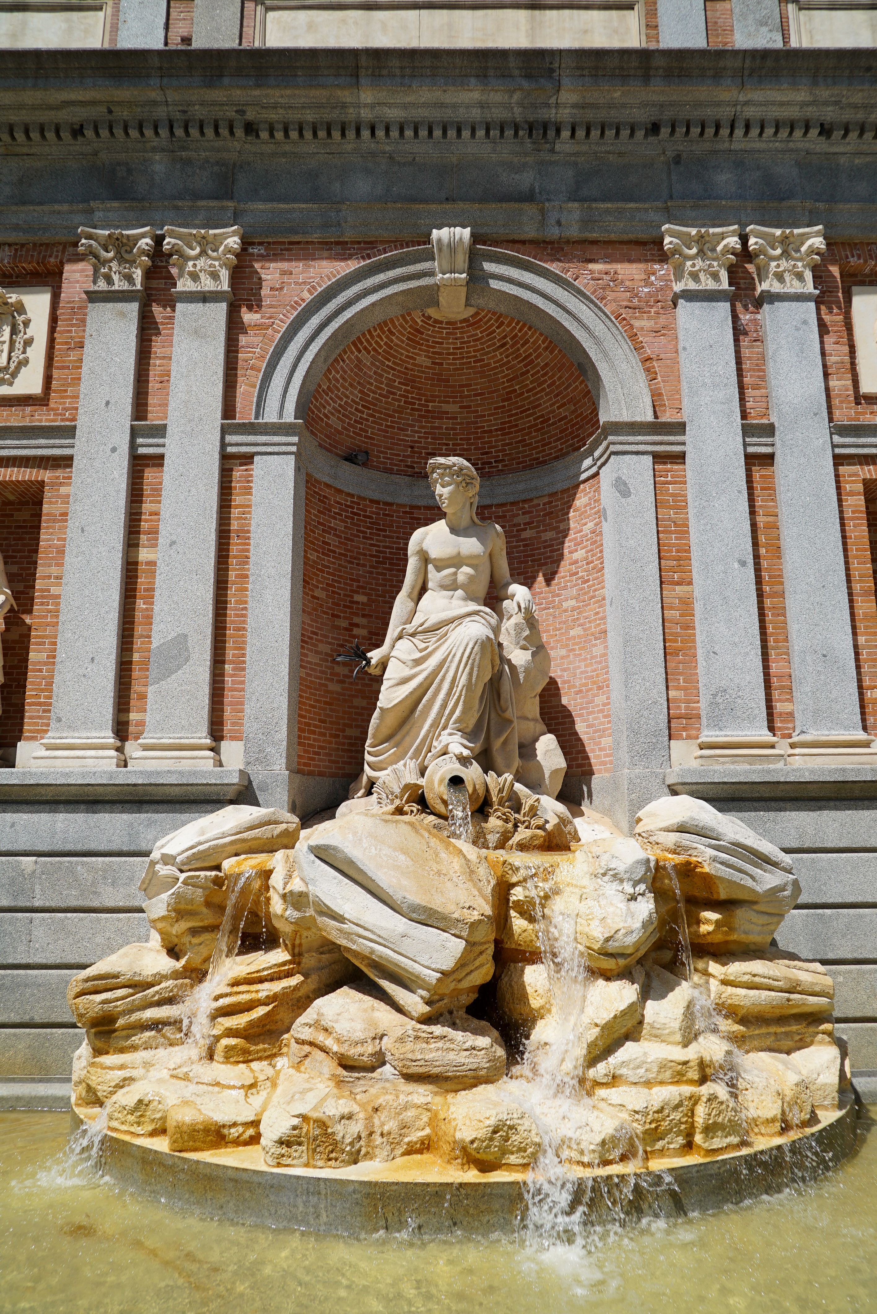 <p><em>Alegoría del río Lozoya, esculpida por Sabino de Medina</em></p>