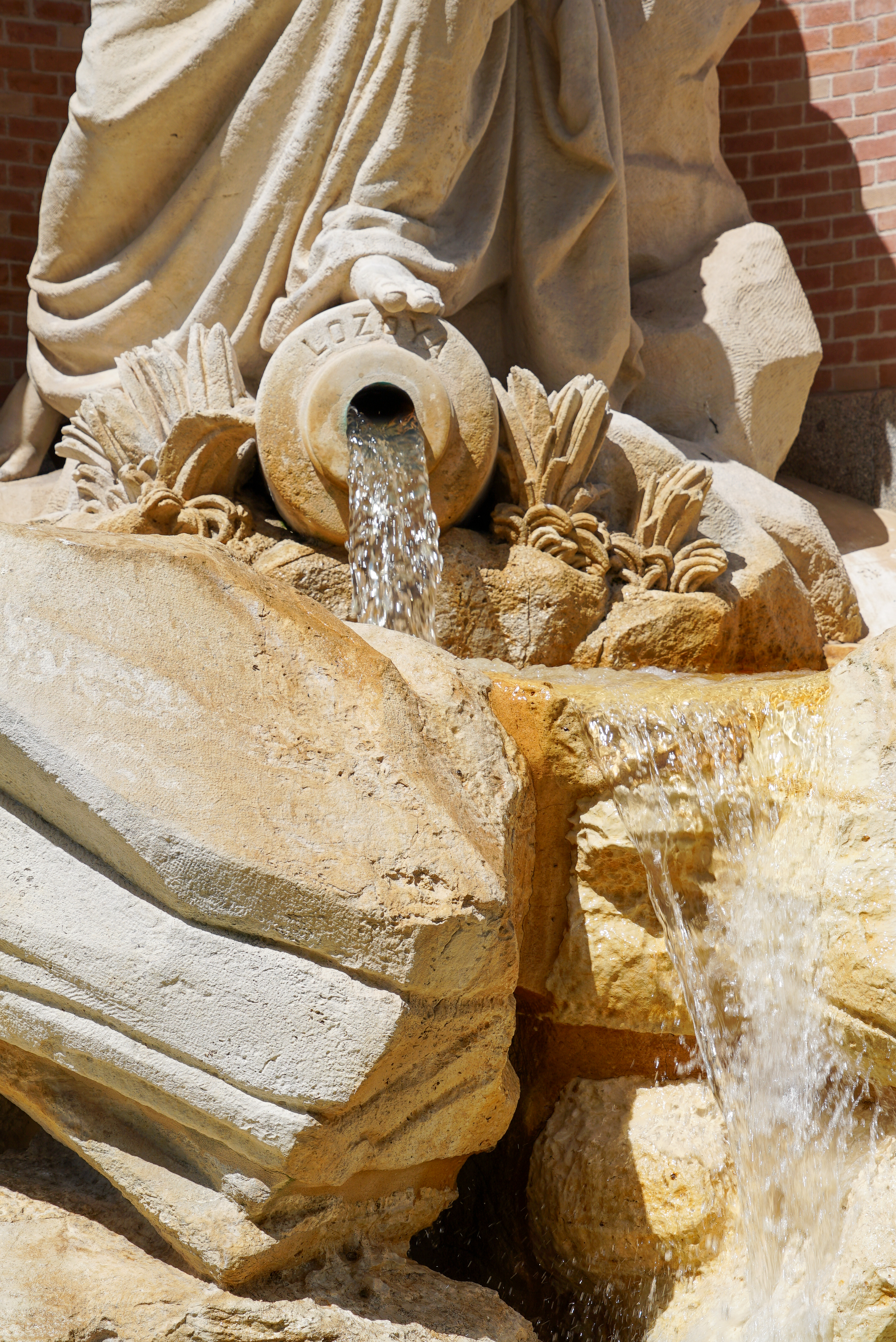 <p><em>Detalle del cántaro por el que brota el agua</em></p>