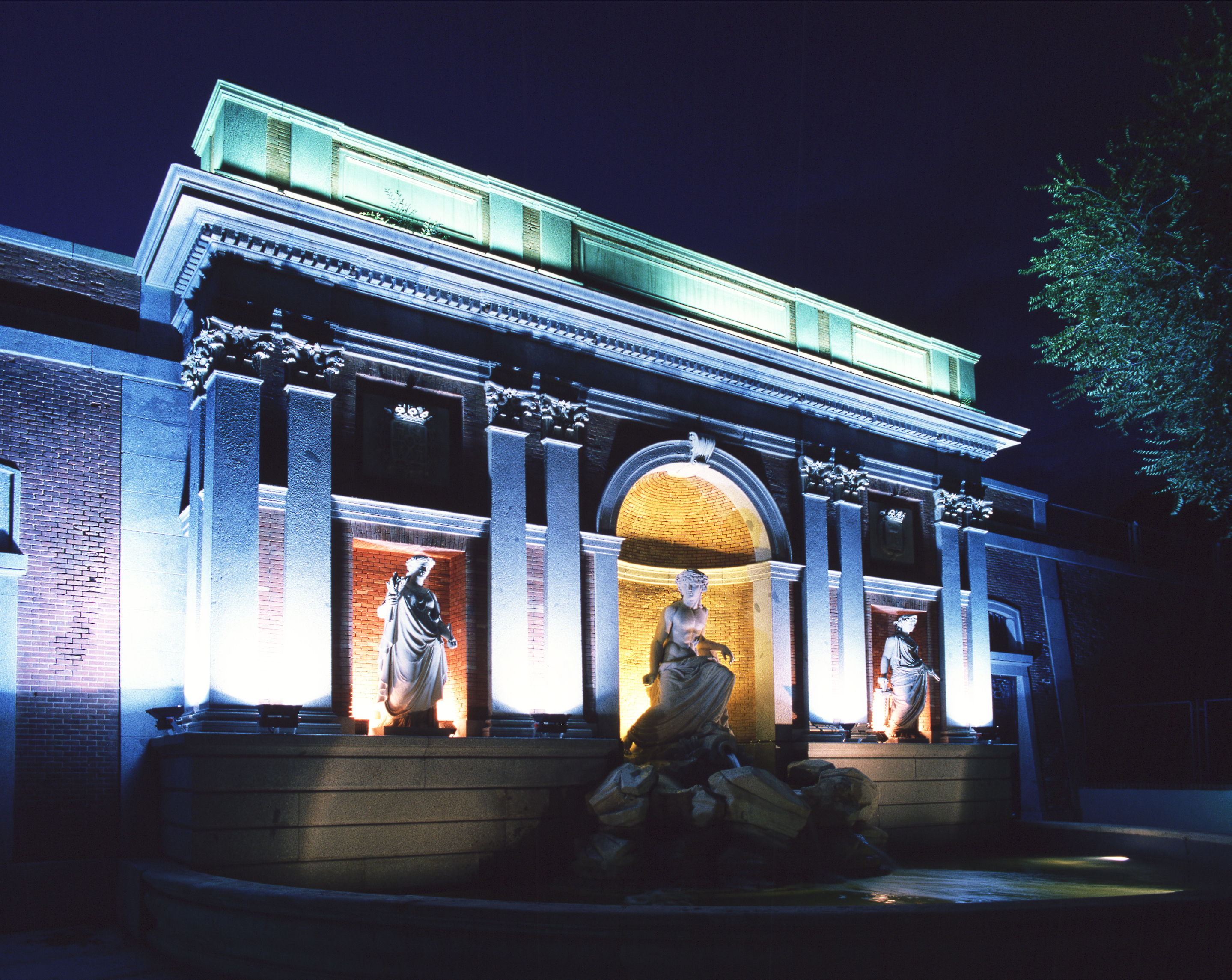 <p><em>Vista nocturna del monumento</em></p>