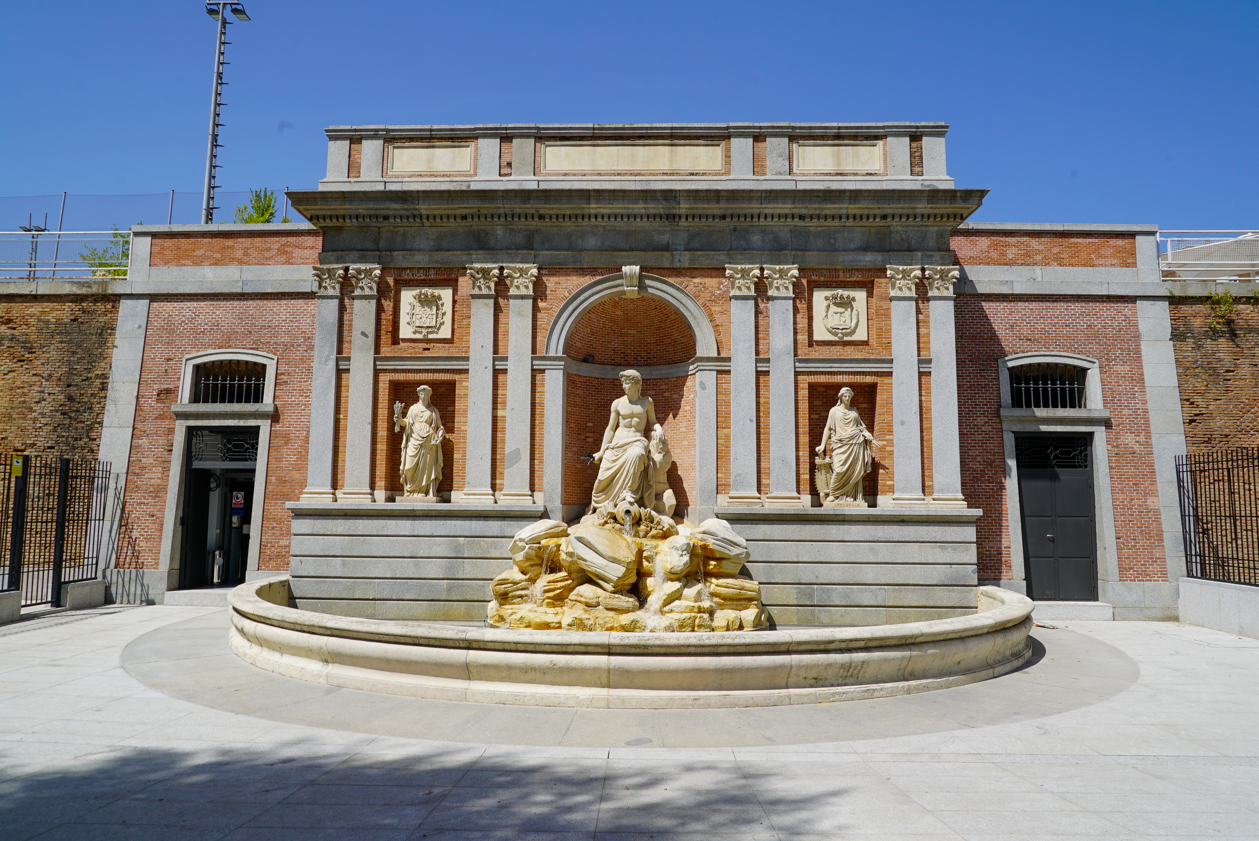 <p><em>Fuente mural del río Lozoya</em></p>